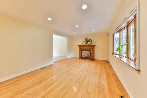 North Reading, MA 01864,6 Oak Avenue