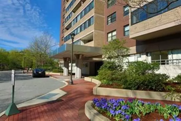 2 Hawthorne Place #4J, Boston, MA 02114