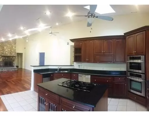 Sturbridge, MA 01518,259 Holland Rd