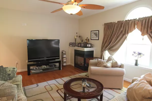 Raynham, MA 02767,346 Elm St W