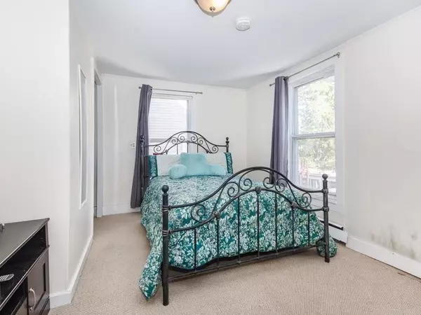 Lynn, MA 01902,8 Warren St