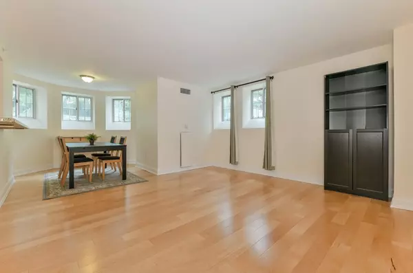 Brookline, MA 02446,20 Chapel St #B306