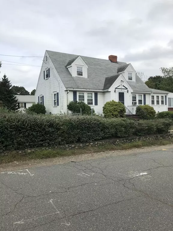 4 Falmouth St, Saugus, MA 01906