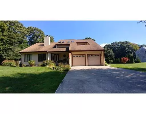 2 Mayflower Cir, Dartmouth, MA 02747