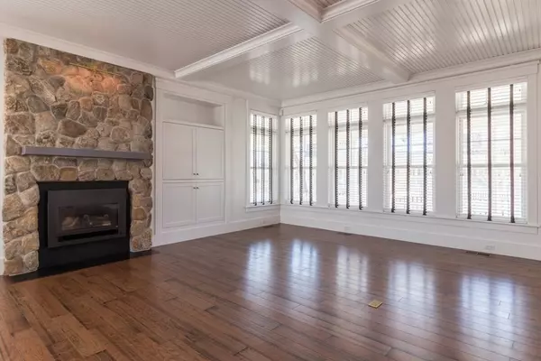 Plymouth, MA 02360,9 Shutter Latch