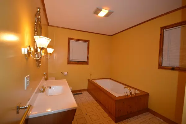 Fall River, MA 02720,49 Linden St