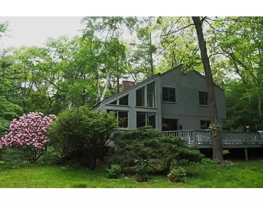 52 Green Ln, Sherborn, MA 01770