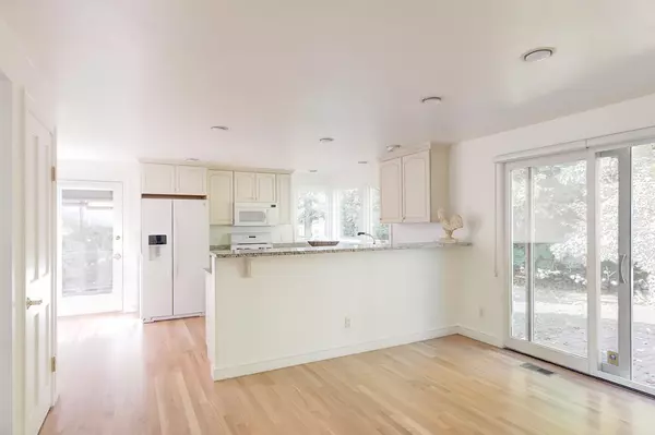 Weston, MA 02493,5 Livermore Lane #7