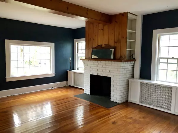 Falmouth, MA 02540,128 Queen St