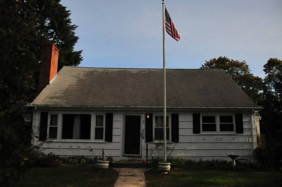 75 Pleasant St, Bourne, MA 02563