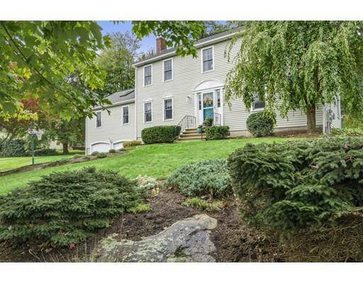 8 Laurelwood Ln, Medway, MA 02053