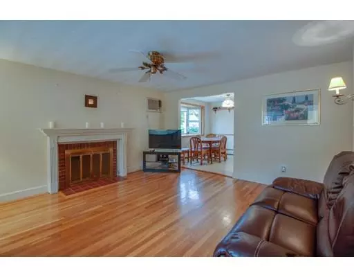 Peabody, MA 01960,8 Raymond Cir
