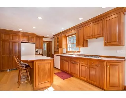 Medfield, MA 02052,104 Wood End Ln