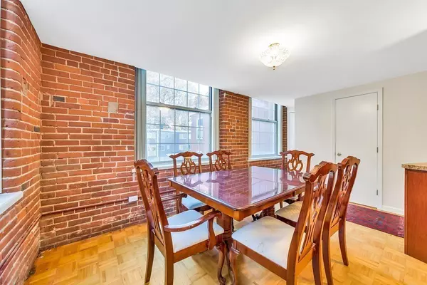 South Hadley, MA 01075,124 College St #18