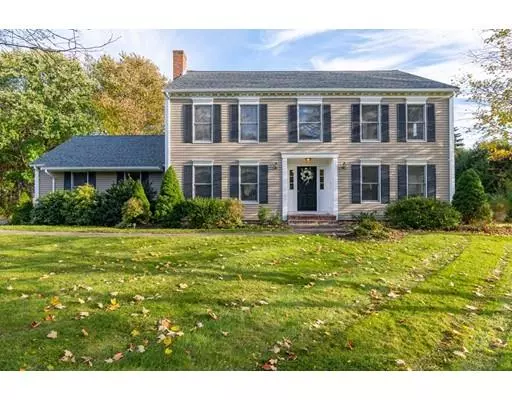 8 Copperwood Rd, Medfield, MA 02052