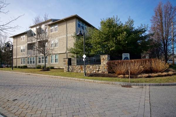 1 Harvest Dr #305, North Andover, MA 01845