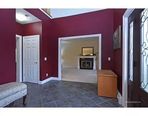 Warren, RI 02885,6 Strawberry Ln