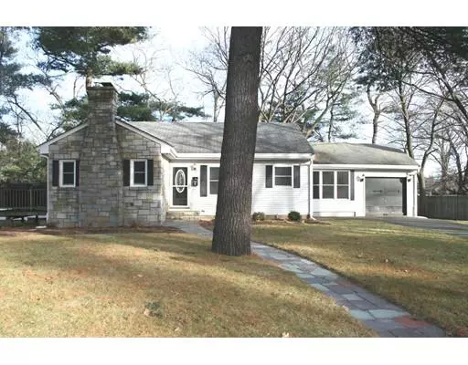 4 Locksley Rd, Lynnfield, MA 01940