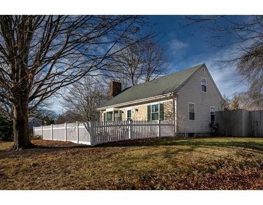 11 Oakland Ter, Mattapoisett, MA 02739