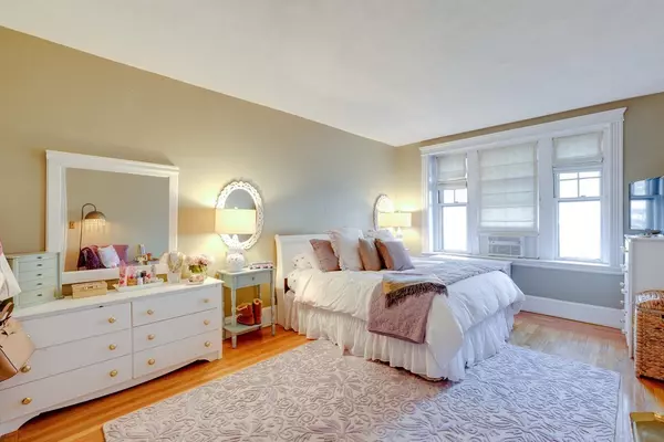 Brookline, MA 02446,1407 Beacon Street #4