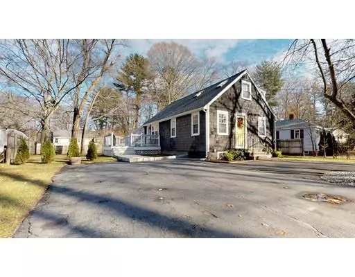 Hamilton, MA 01982,42 Village Ln