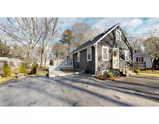 Hamilton, MA 01982,42 Village Ln