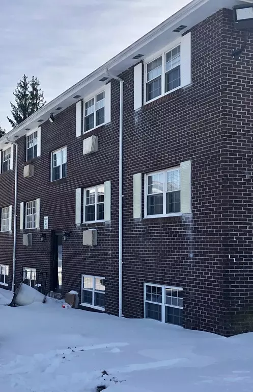 381 Hildreth St #209, Lowell, MA 01850