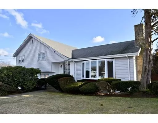 32 Aspin Ave, Dartmouth, MA 02747