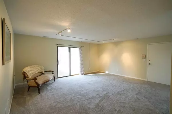 Oxford, MA 01537,14 Thayer Pond Dr #12