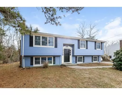 13 Meredith Dr, Falmouth, MA 02536