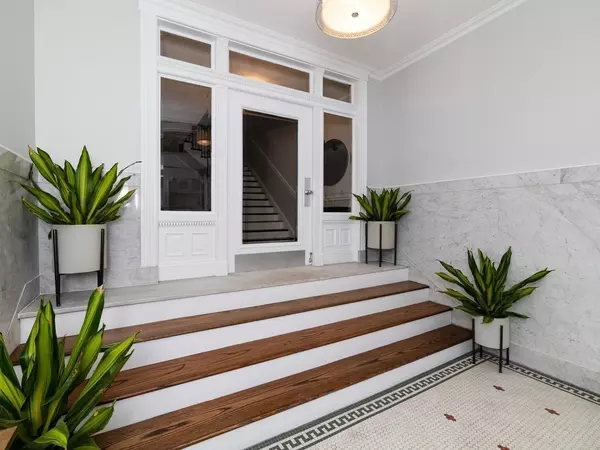 Brookline, MA 02446,10 Fuller St. #1