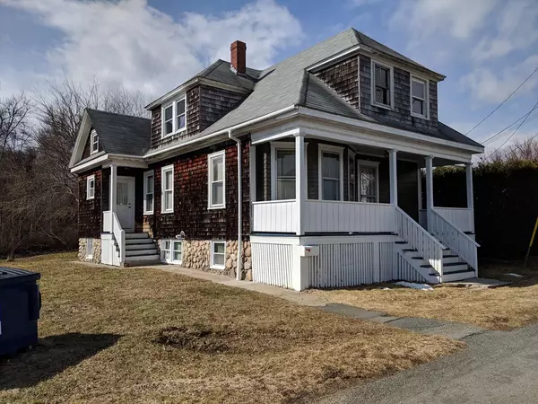 65 Center St, Dartmouth, MA 02748