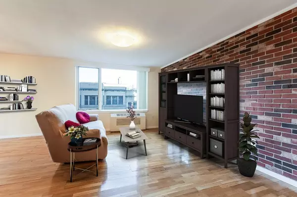 Brookline, MA 02446,216 Saint Paul St #401