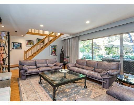 152 Crestview Cir, Longmeadow, MA 01106