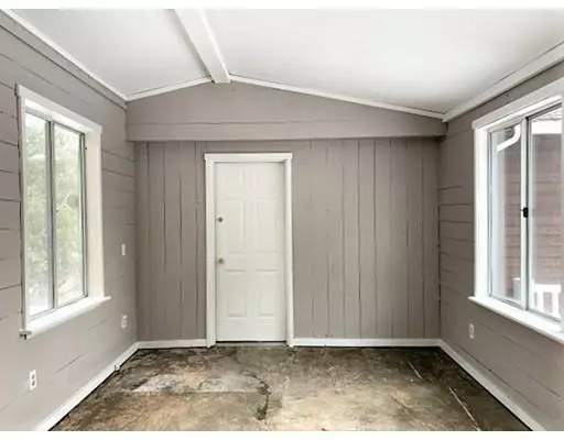 Leicester, MA 01611,4 Elmwood Ave