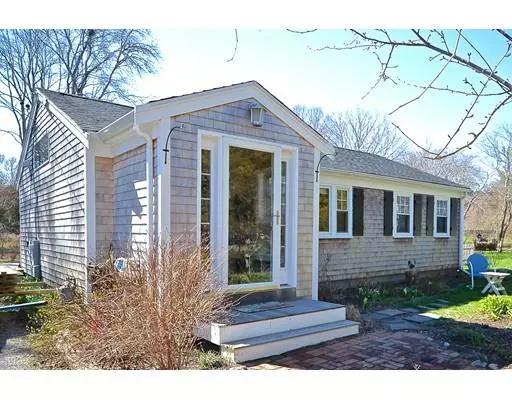 32 Marion Rd, Mattapoisett, MA 02739