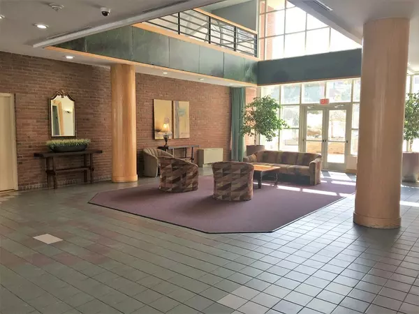 Brookline, MA 02446,20 Webster St #606