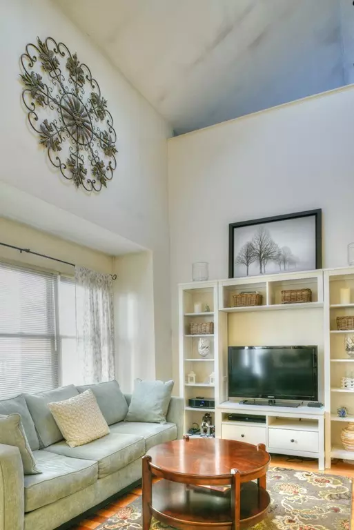 Peabody, MA 01960,11 Littles Ln #204