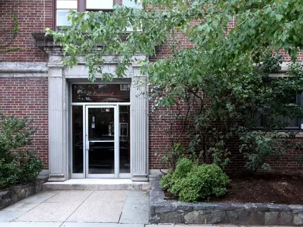 Brookline, MA 02445,37 Englewood Ave #2