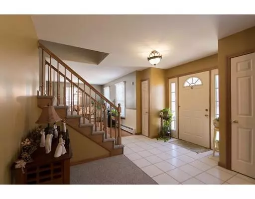 Swansea, MA 02777,64 Hummingbird Ln