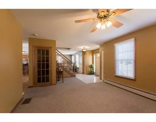 Swansea, MA 02777,64 Hummingbird Ln