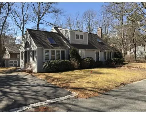 15 Clover Ln, Mashpee, MA 02649