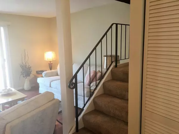 Hingham, MA 02043,11 Beals Cove Rd #B