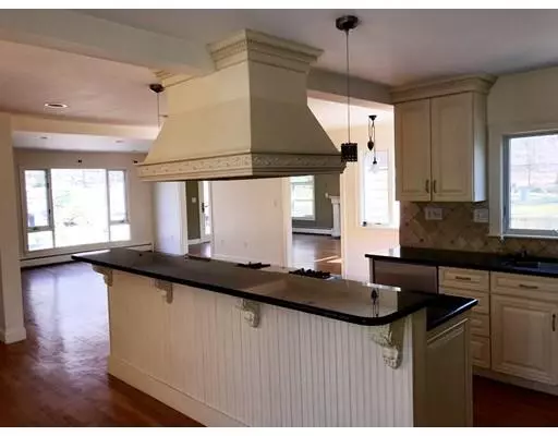 Manchester, MA 01944,2 Highwood Rd