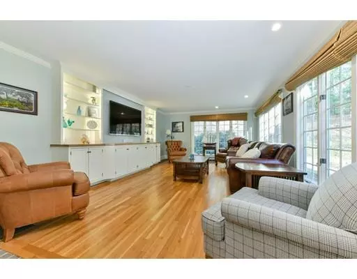 Duxbury, MA 02332,64 Elm St