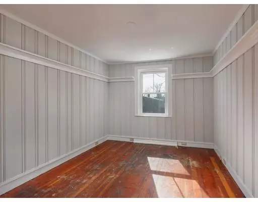 Ipswich, MA 01938,14 Farley Avenue