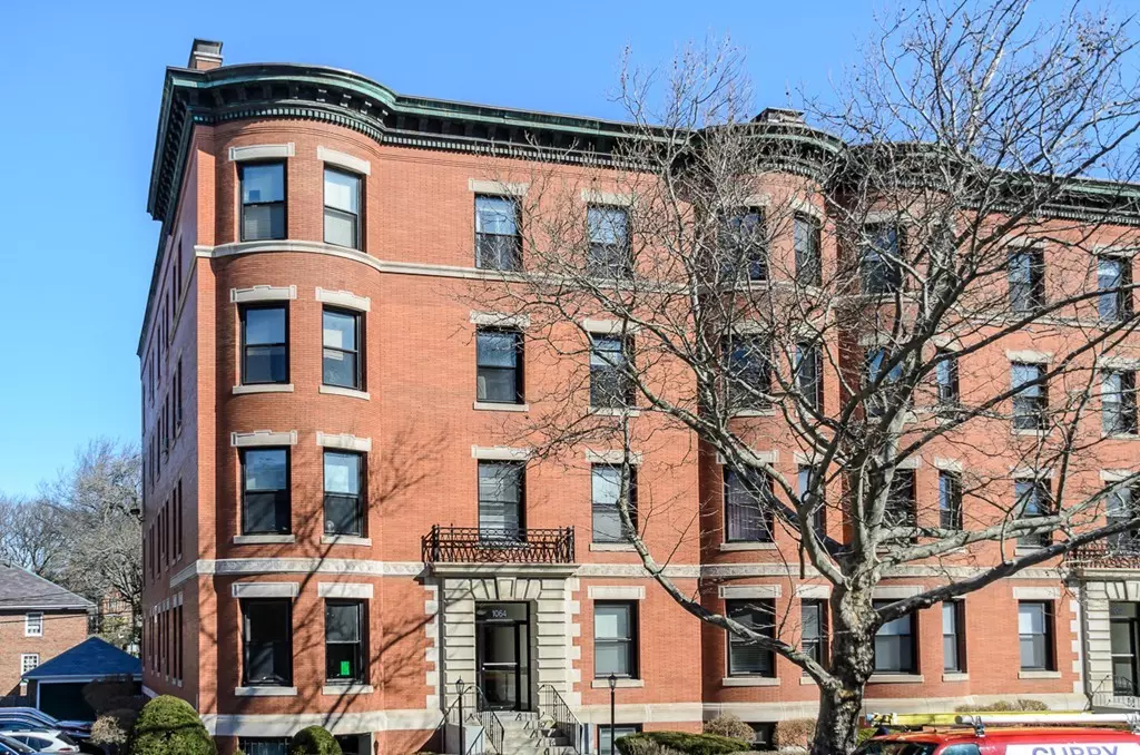 Brookline, MA 02446,1064 Beacon St #3