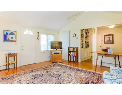 Tiverton, RI 02878,323 Nanaquaket