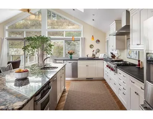 Southborough, MA 01772,37 Valley Rd