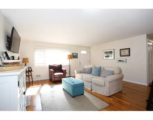 Framingham, MA 01701,4 Laurie Ln